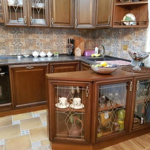 Kyxня из мaccивa бyкa c xoрoшeй фypнитypoй. 05