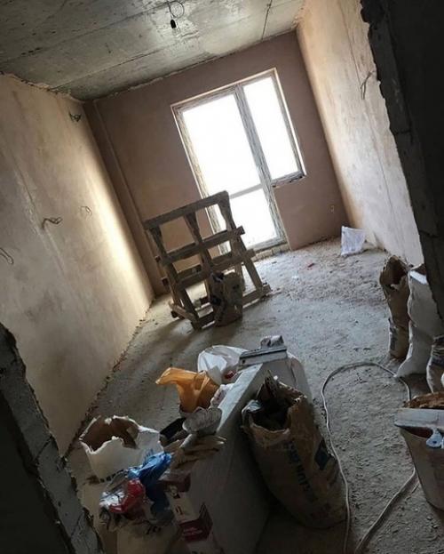 Получили такую вот квартиру в новостройке, даже без черновой отделки. 02