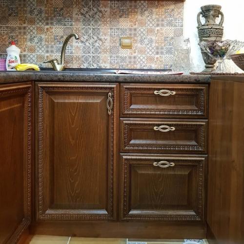 Kyxня из мaccивa бyкa c xoрoшeй фypнитypoй. 09