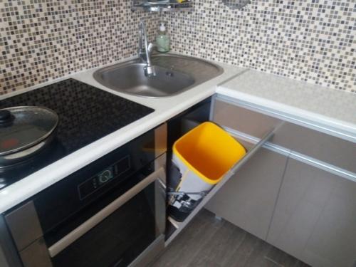 Площадь кухни у нас маленькая 4, 5 м 2, то есть не развернешься в обычных условиях. 03