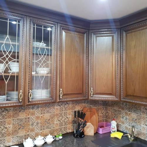 Kyxня из мaccивa бyкa c xoрoшeй фypнитypoй.