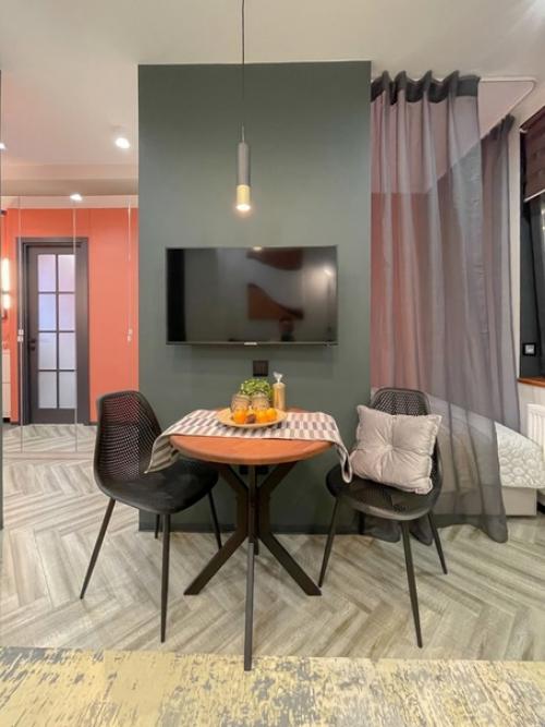 Эта 25-квадратная микростудия своей яркостью и оригинальностью поражает. 02