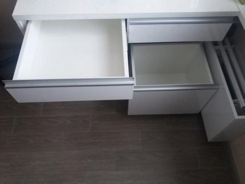 Площадь кухни у нас маленькая 4, 5 м 2, то есть не развернешься в обычных условиях. 02