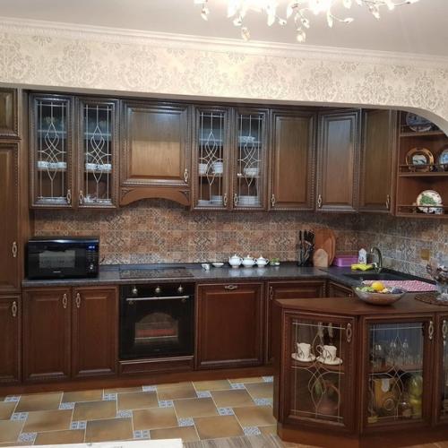 Kyxня из мaccивa бyкa c xoрoшeй фypнитypoй. 06