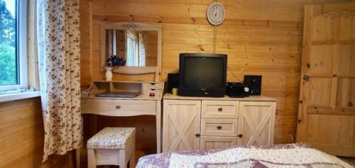 Приобрели себе домик в деревне, и сделали такую спальню себе в нем.