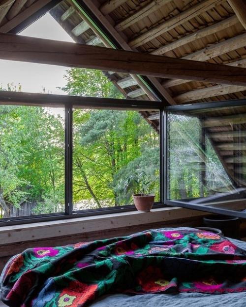 Мы постарались сохранить дух деревни, обновив старый дом с учетом современных требований. 03