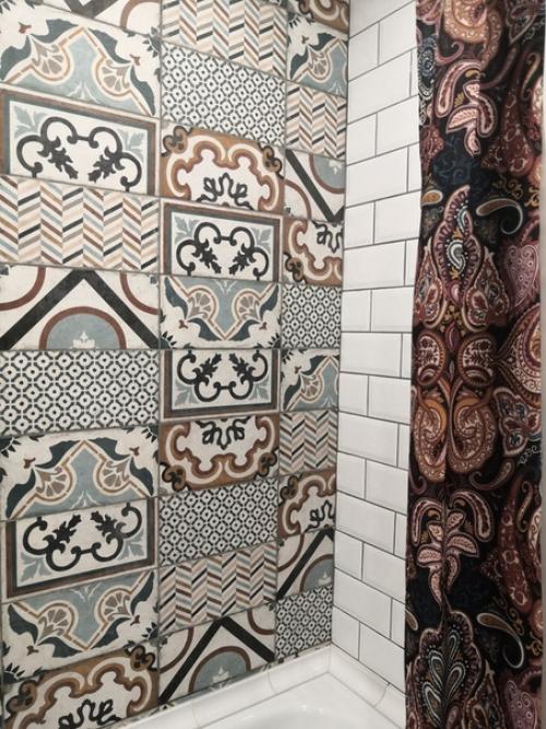 Промахнулась с плиткой на полу, в интерьере оказался слишком Тёплым оттенком. 03