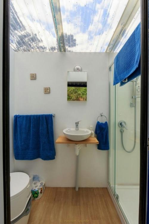 Посмотрите, как женщина живет в грузовом контейнере площадью всего 10 квадратных метров. 03