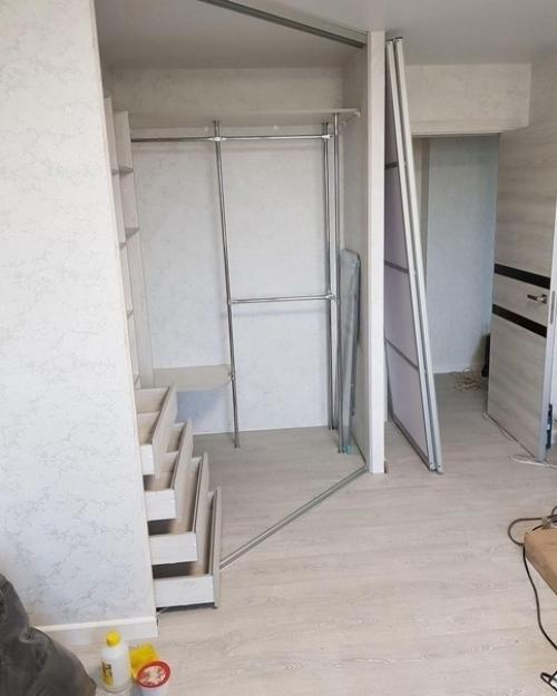 Небольшая гардеробная из части комнаты - это просто мечта каждой модницы! 01