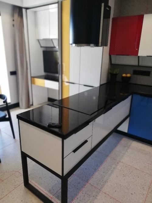 Это наша совмещенная кухня с гостинной, переделали ее чисто под кухню, площадь 15 кв. 07