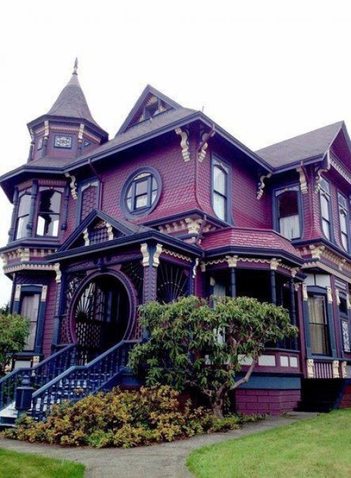 Просто несколько домиков с весьма яркой и запоминающейся отделкой. 01