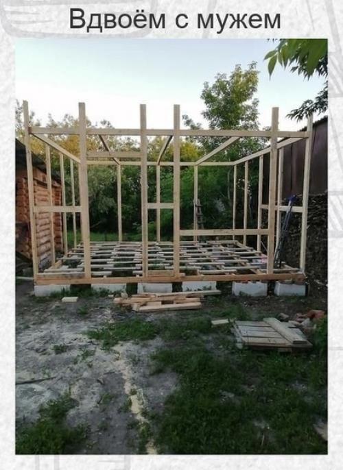 Вот такую вот летнию кухню оперативно отстроили у себя на участке.