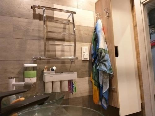 Своими руками она превратила 3, 5 квадратных метра в обалденную ванную комнату! 07