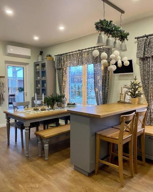 Этот загородный домик расположен в сердце петербургской области и просто поражает своей красотой и уютом. 03