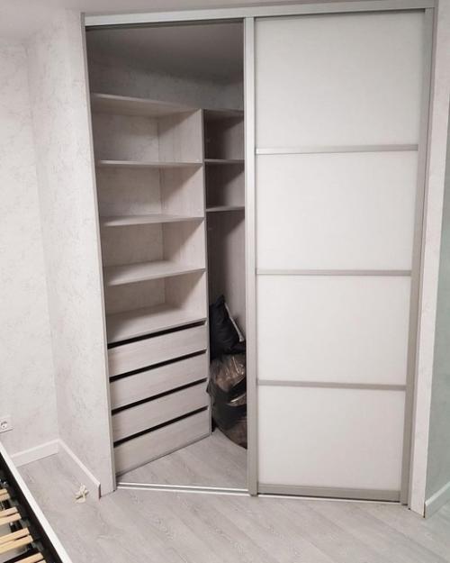 Небольшая гардеробная из части комнаты - это просто мечта каждой модницы! 02