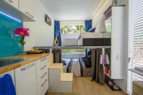 Посмотрите, как женщина живет в грузовом контейнере площадью всего 10 квадратных метров. 01