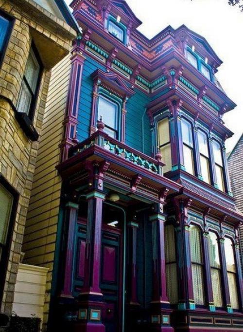 Просто несколько домиков с весьма яркой и запоминающейся отделкой. 03