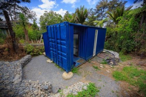 Посмотрите, как женщина живет в грузовом контейнере площадью всего 10 квадратных метров.