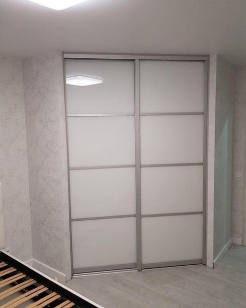 Небольшая гардеробная из части комнаты - это просто мечта каждой модницы! 03