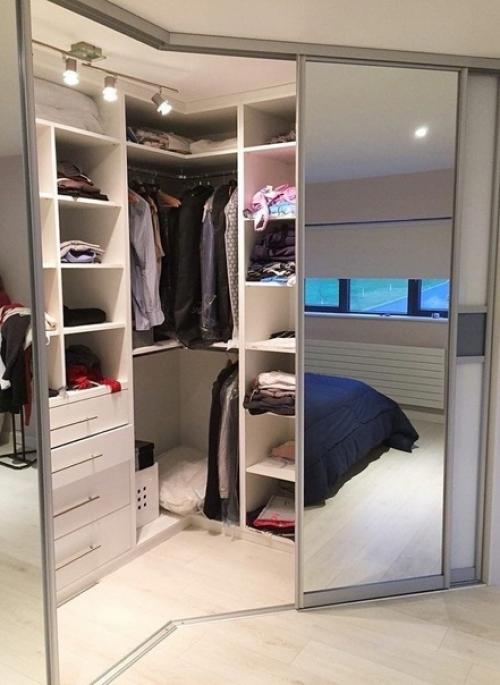 На нашу гардеробную завистливо смотрят все подруги. 01