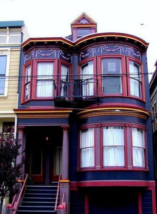 Просто несколько домиков с весьма яркой и запоминающейся отделкой. 02