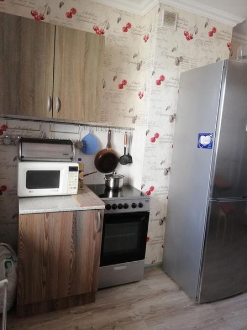 Это наша совмещенная кухня с гостинной, переделали ее чисто под кухню, площадь 15 кв. 01