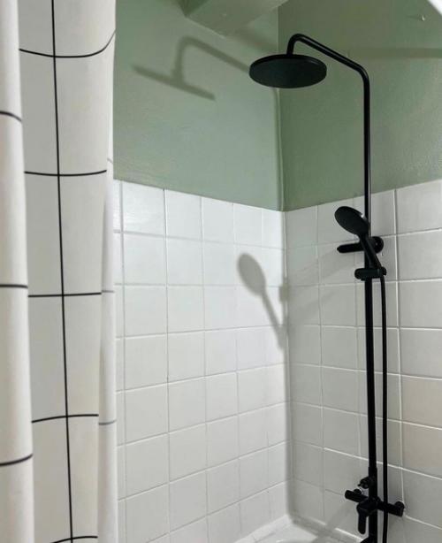 Результаты ремонта ванной комнаты могут зависеть от многих факторов, в том числе от использованных материалов и опыта ремонтной бригады. 01