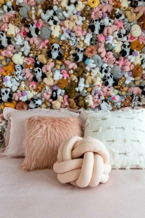 Это тот самый момент, когда ты стоишь перед шкафом, полным старых игрушек, которые ты уже не играешь. 01