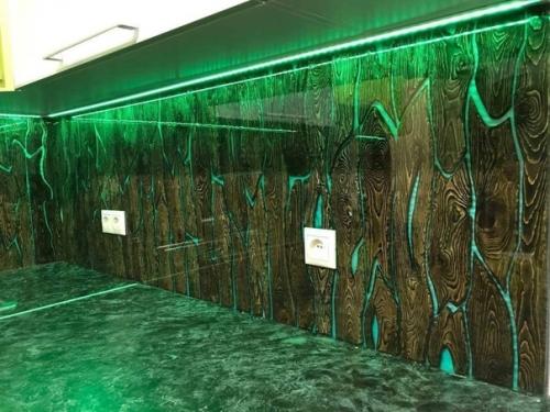 Такой вот необычный фартук я сделал себе на кухню при помощи эпоксидки и дерева. 03