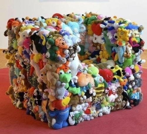 Это тот самый момент, когда ты стоишь перед шкафом, полным старых игрушек, которые ты уже не играешь. 05