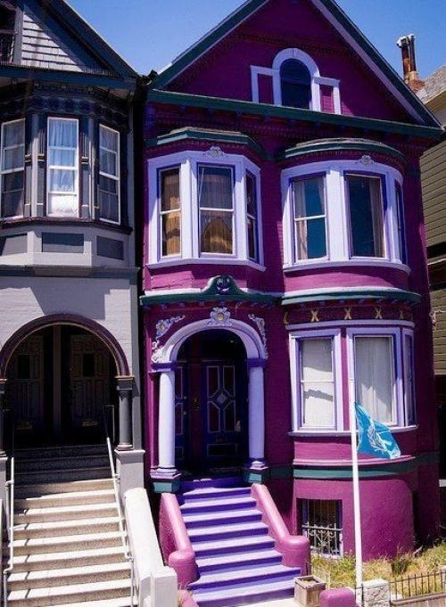 Просто несколько домиков с весьма яркой и запоминающейся отделкой. 04