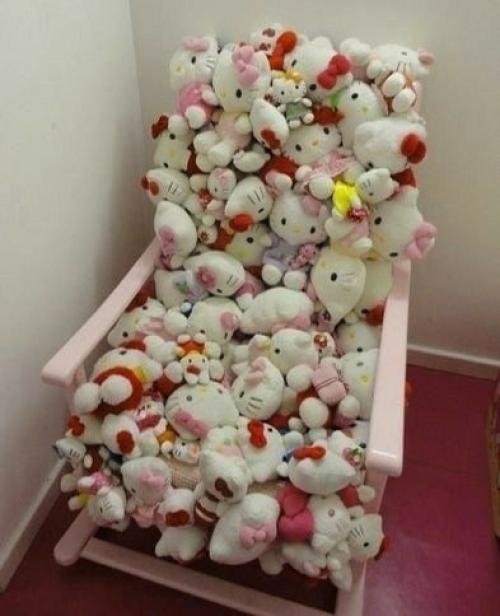 Это тот самый момент, когда ты стоишь перед шкафом, полным старых игрушек, которые ты уже не играешь. 04