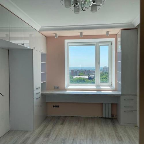 Зону окна всегда можно использовать с пользой, а самое главное экономией места в квартире, особенно, если площадь ограничена. 05