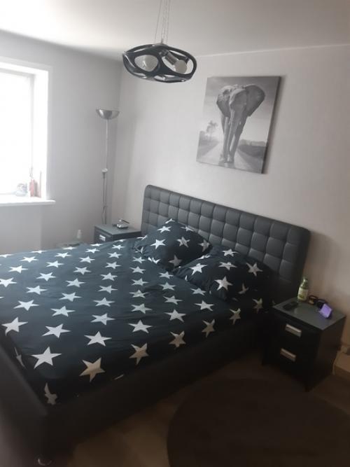 В нашей спальной комнате только кровать и шкаф, никаких других вещей. 02