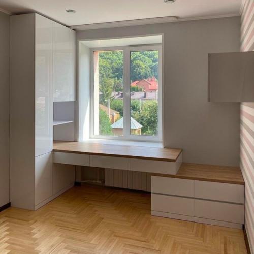 Зону окна всегда можно использовать с пользой, а самое главное экономией места в квартире, особенно, если площадь ограничена. 02