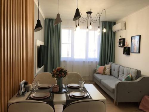 Я тоже хочу показать вам интерьер моей скромной квартиры.