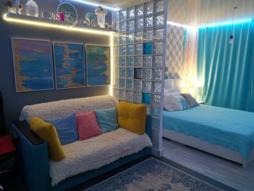 Оформила комнату в ярких разноцветных цветах, для поднятия настроения.