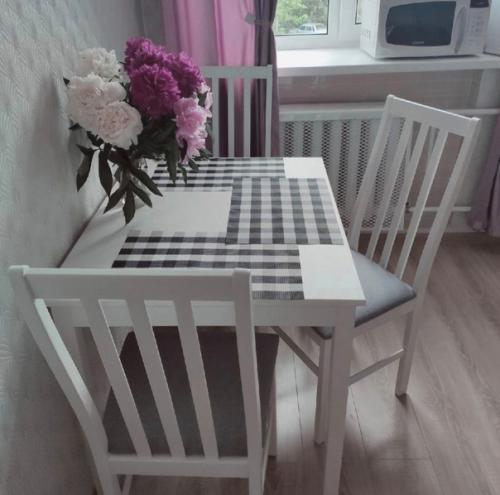 Кухня, о которой я говорю, простой, но очень элегантный образ - отлично подобраны тона для кухонного гарнитура. 01