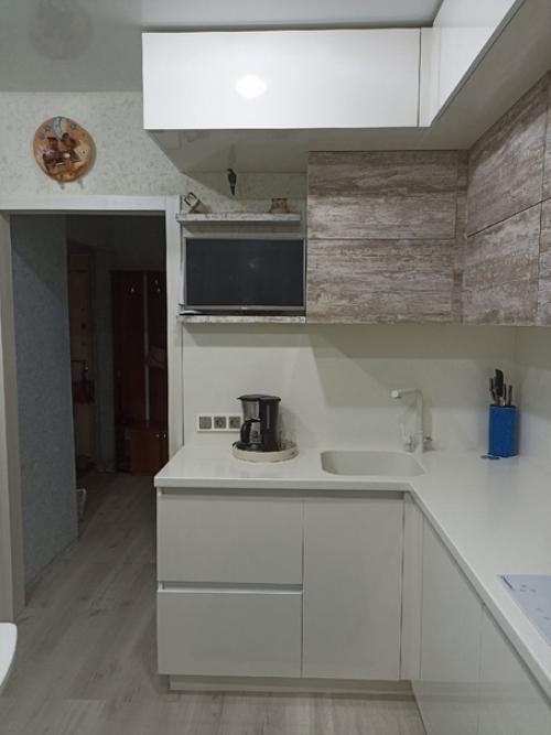 На этой небольшой кухне был проведен довольно простой, но при этом весьма симпатичный ремонт. 01