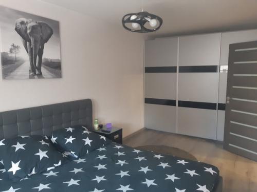 В нашей спальной комнате только кровать и шкаф, никаких других вещей. 
