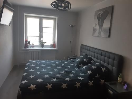 В нашей спальной комнате только кровать и шкаф, никаких других вещей. 01