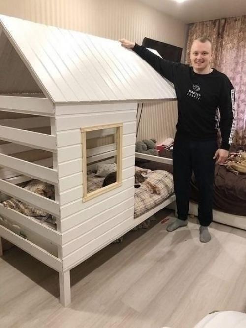 Своими руками папа смастерил кроватку для своего сына, которая выглядит в виде уютного домика. 01