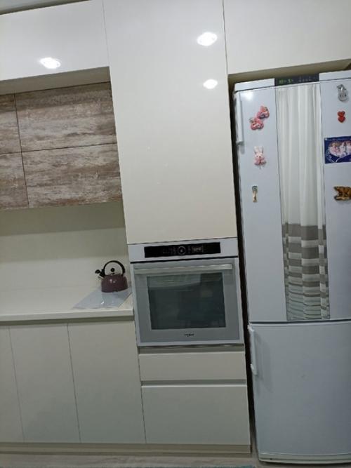 На этой небольшой кухне был проведен довольно простой, но при этом весьма симпатичный ремонт. 02