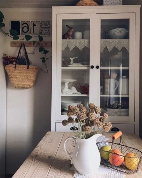 Домик, на первый взгляд, не заинтересует своей внешностью, но только до того момента, как вы окажетесь внутри. 04