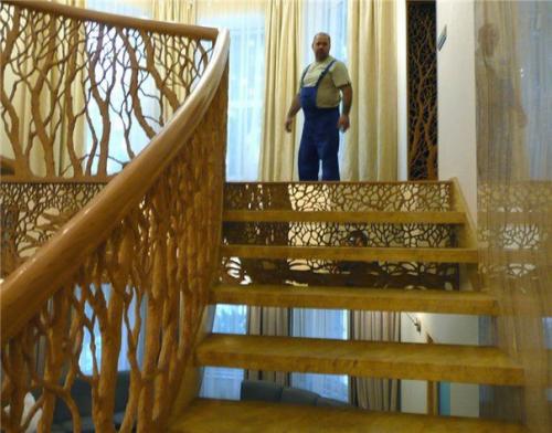 Люди наняли профессионального резчика по дереву, чтобы он им оформил лестницу. 01