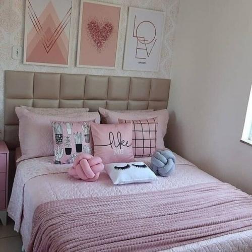 Здесь не будет информации о каком то глобальном ремонте, просто девушка немного преобразовала свой спальный уголок. 06