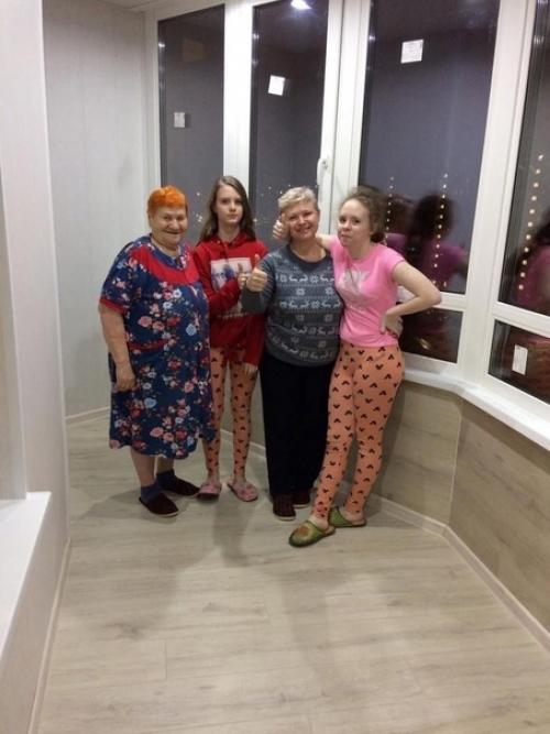 Наша квартира не слишком просторная, но зато у нас есть огромная лоджия. 01