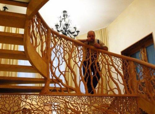 Люди наняли профессионального резчика по дереву, чтобы он им оформил лестницу. 03