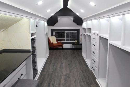 Моя супруга долго мечтала о гардеробной, но я не знал, какой вариант выбрать для её размещения. 03