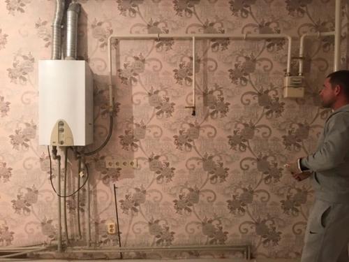 Вот наняли бригаду мастеров, они нам за день откапиталили кухню.